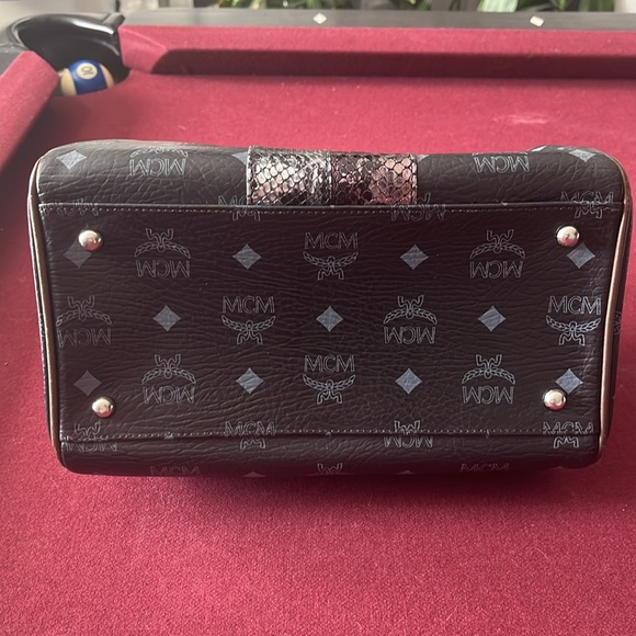 MCM Princess Lion Boston Bag EUC - Picture 6 of 13